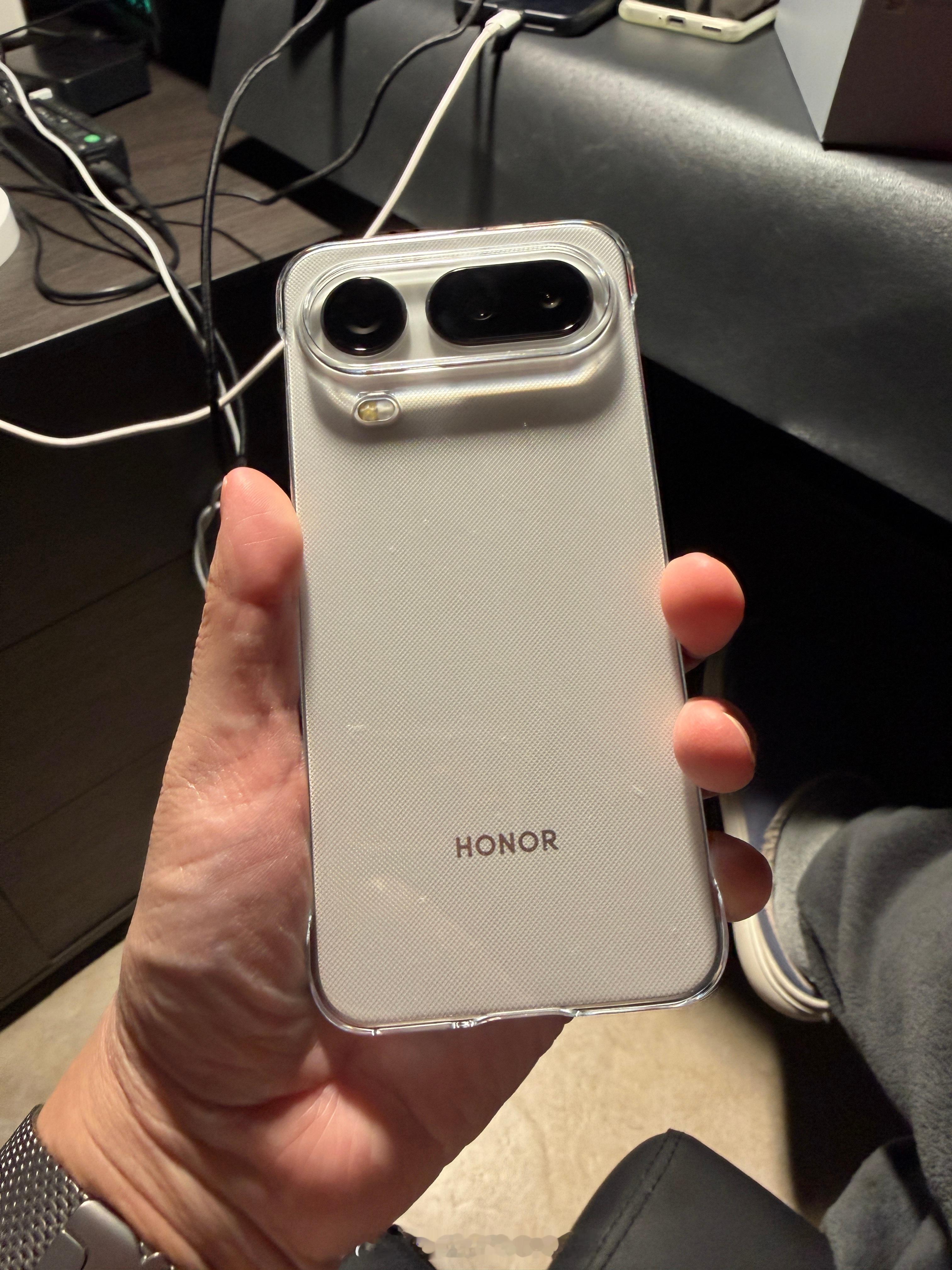 荣耀magic8 pro air 真的太轻了，我总感觉用的是机模……所以还是套上