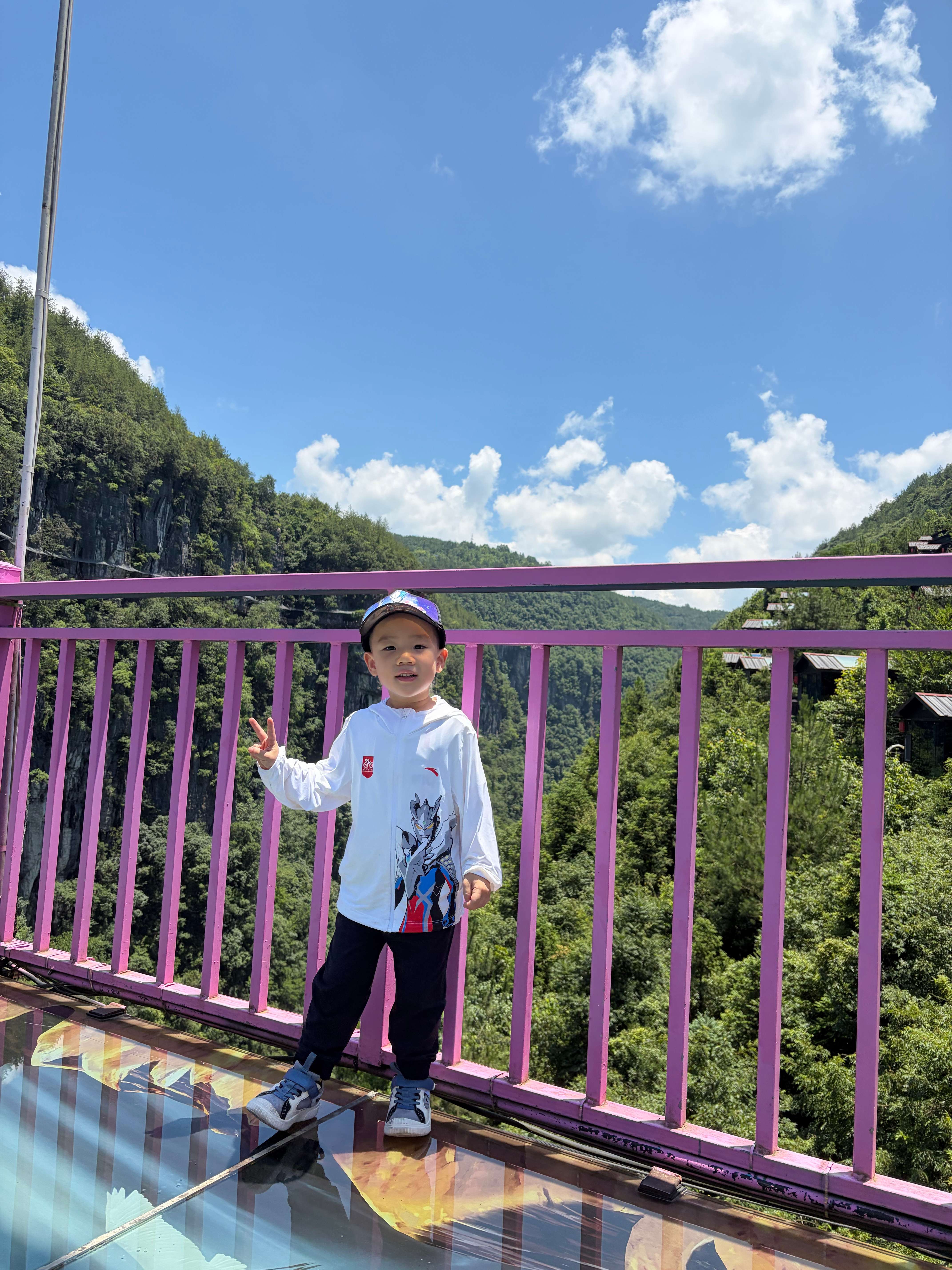 平时去景区，碰到排队拍照的地方，都会想着快点拍完，生怕耽误了其他人。去地心谷的时