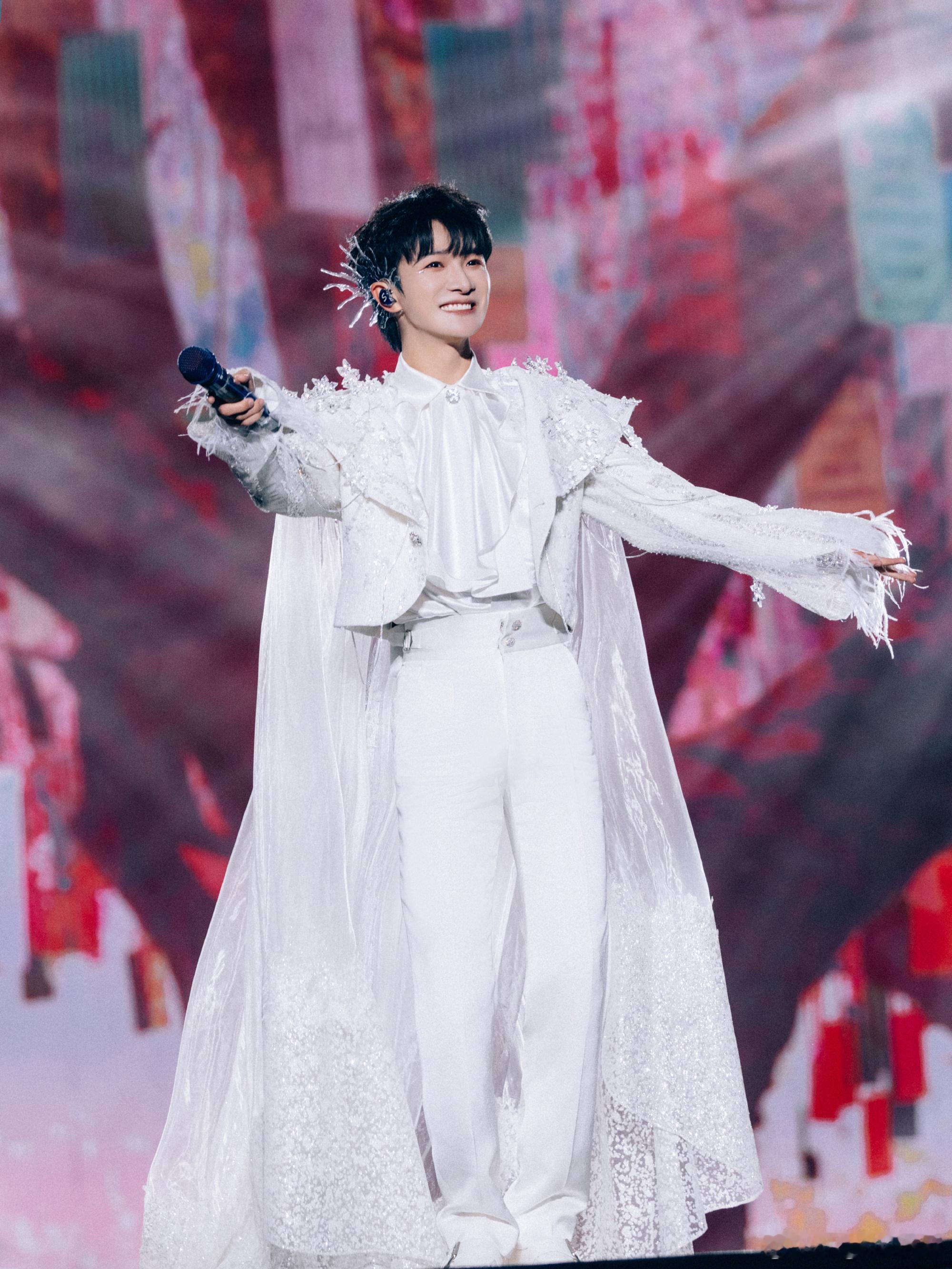 周深苏州演唱会预售时间周深苏州演唱会 刚刷到周深苏州演唱会预售的消息，瞬间激动到