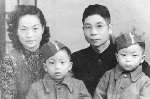 1988年，蒋经国在台北病逝，深夜时分，灵堂里却来了两个神秘的男子，这两个男子故