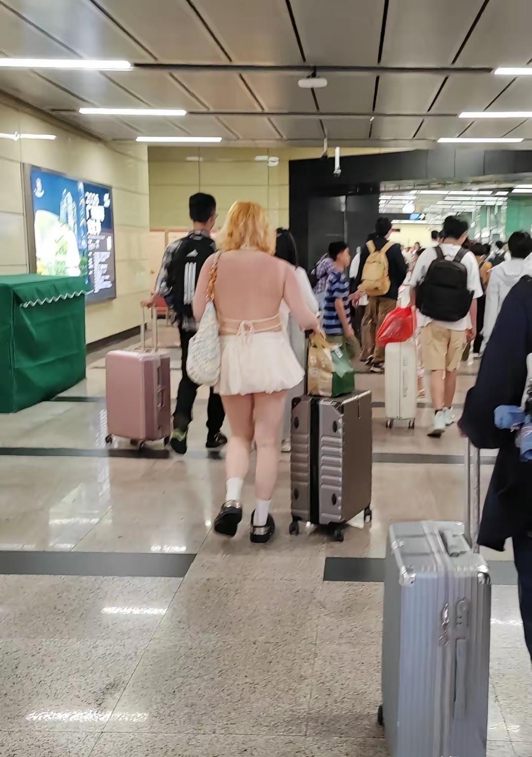 昨天下午坐高铁出差到深圳，出站时发现前面一个女孩子穿了件全露背的上衣，让周边人尴