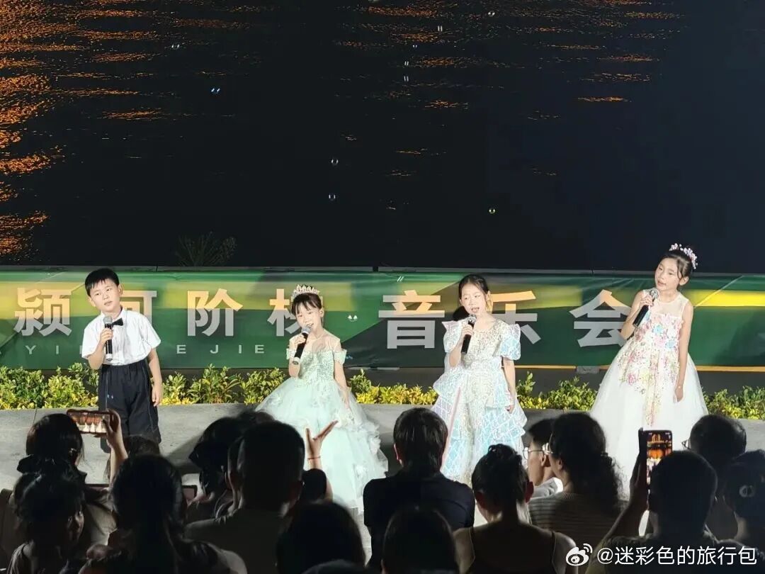 长河作幕，阶梯为台✨“沙颍晚风·八月寻音”阶梯音乐会温情上演！夜幕降临，沙颍河畔
