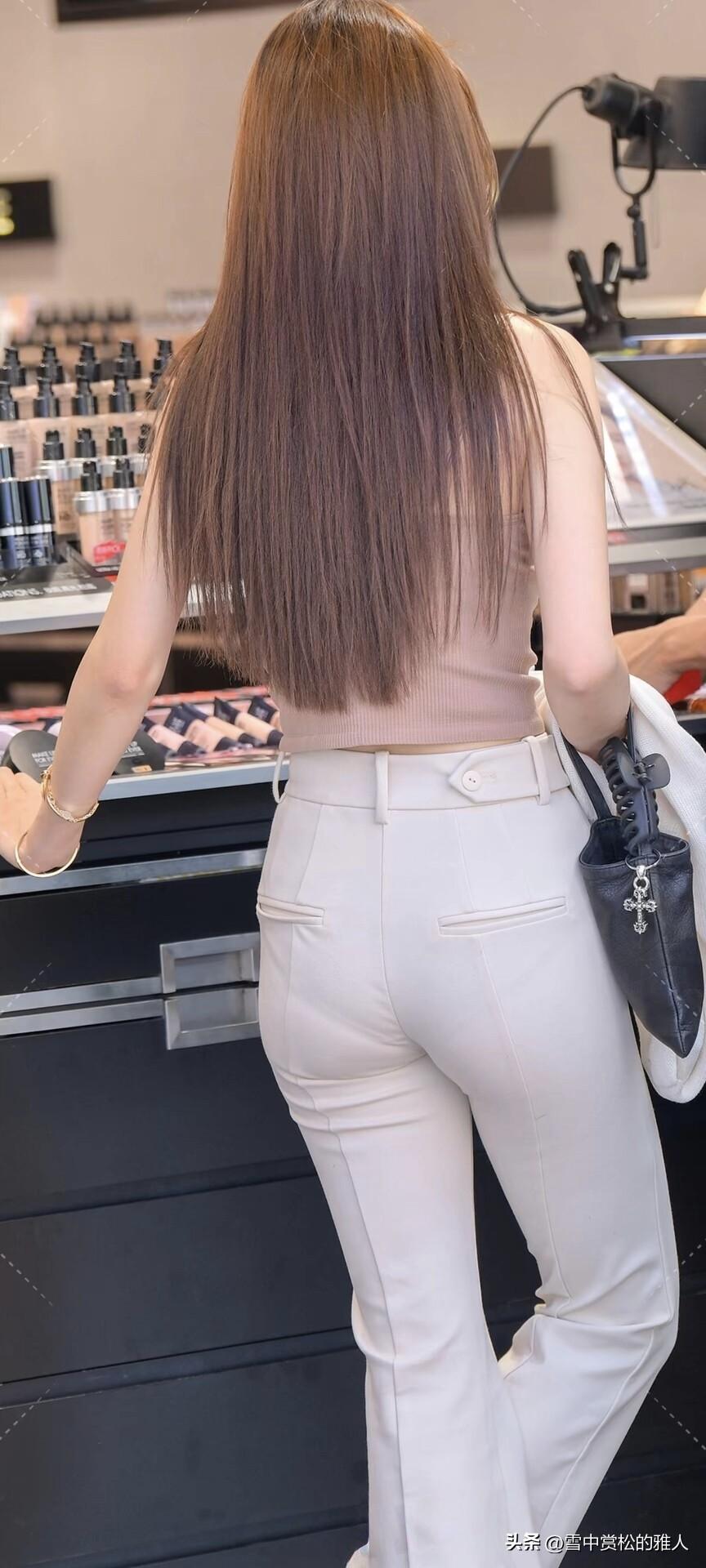 小白裤简直是穿搭界的宝藏单品！今年它可是黑马，颜色干净亮度够，搭啥都有高级感。[