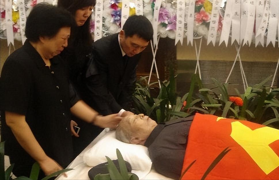 2008年8月20日，为国家和人民操劳半生的华国锋同志在北京逝世，遵照华老遗愿，