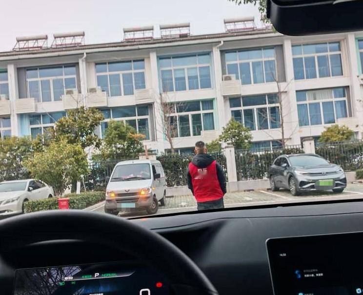 警惕！京东快递员路边卖蟹/洗衣液？都是骗局！
 
昆山网友最近懵了！傍晚被辆面包