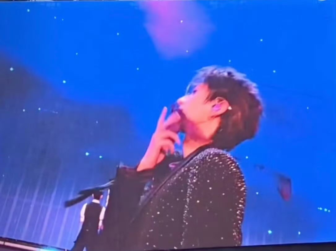 卧槽。朱志鑫咬丝带。朱志鑫场内灯牌