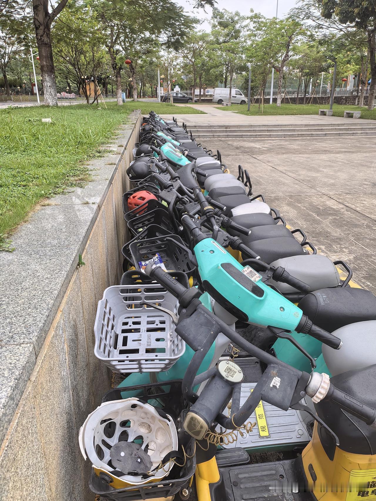 东莞市容整治是真严格啊！顾客骑过的共享电动车随处摆放，严重影响道路安全和通行秩序