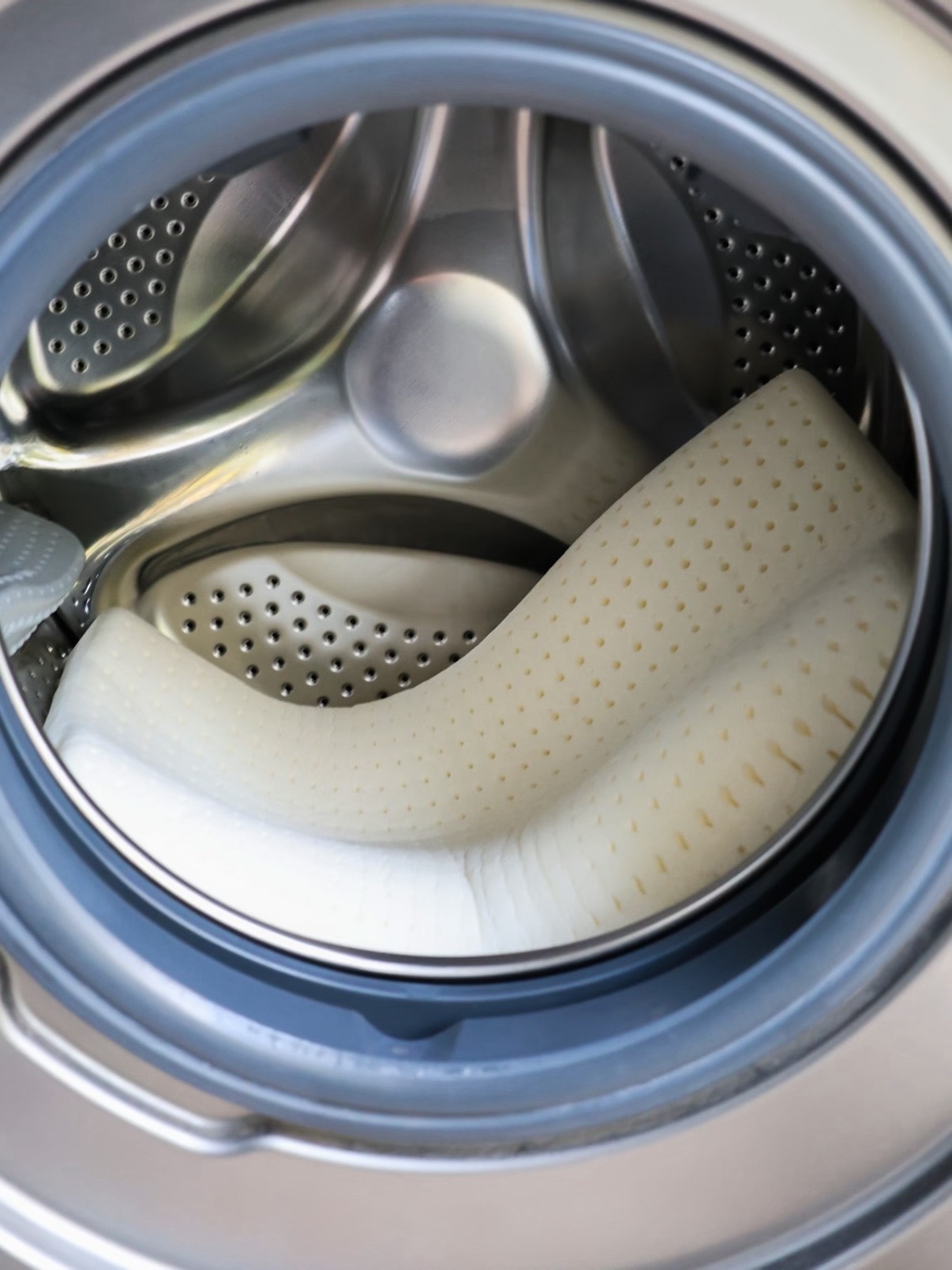 床上最脏的一个地方很多人从没洗过枕套经常洗，但枕头芯真没洗过。尤其是这种乳胶枕，