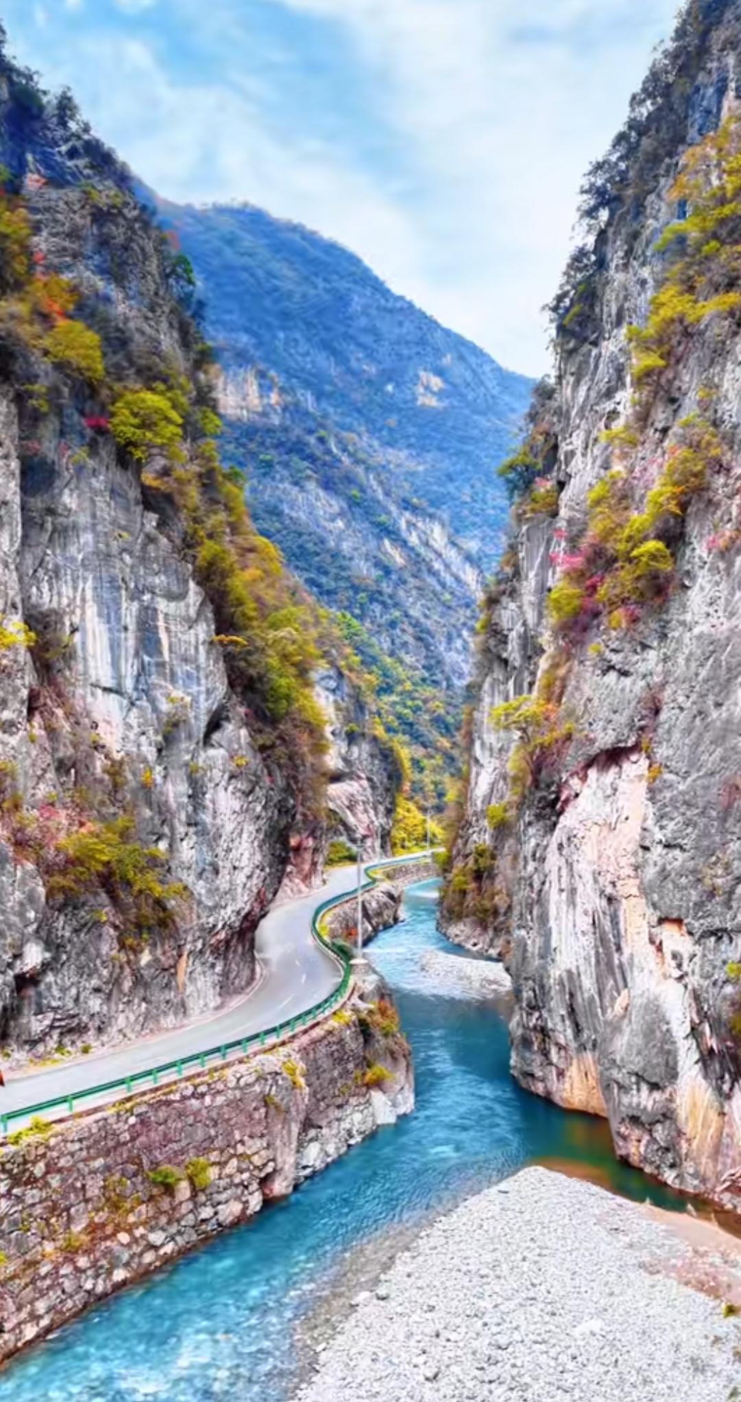 分享一张秋色的美景。