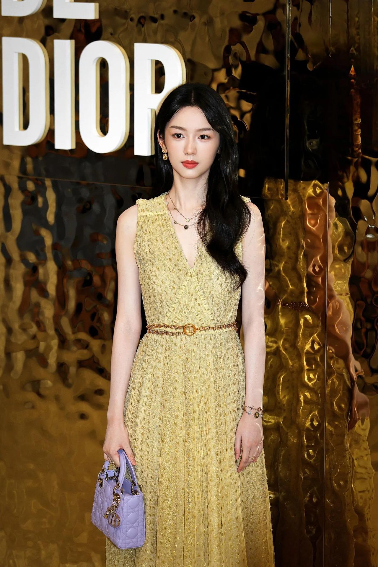 周也美图分享，黄色吊带长裙写真周也写真照 周也写真 周也日常实况 周也凤冠造型 