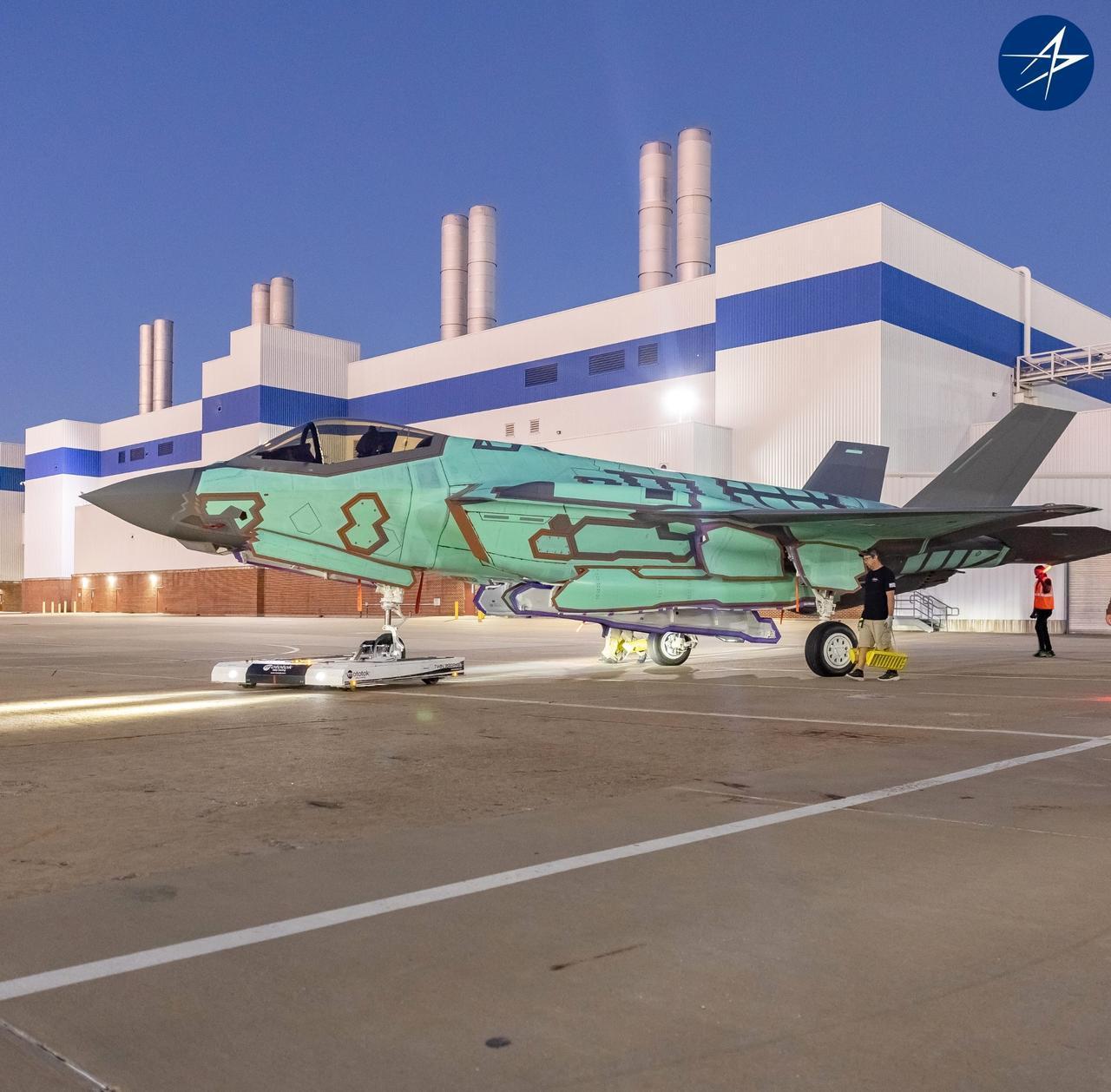 芬兰空军航空兵首架F-35战斗机推出总装车间