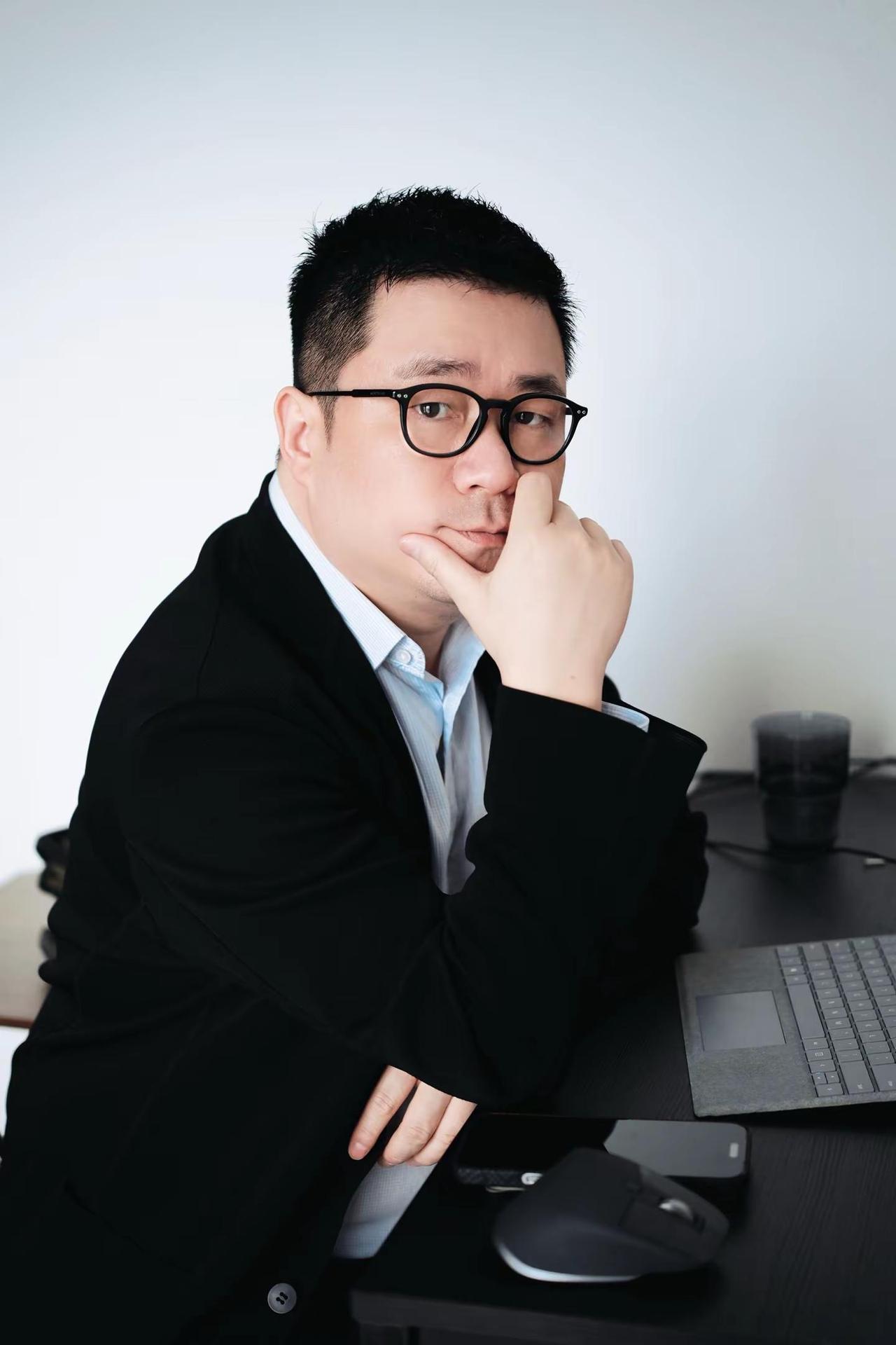 开工了。说工作快乐 办公室男人 正装男 你的叔