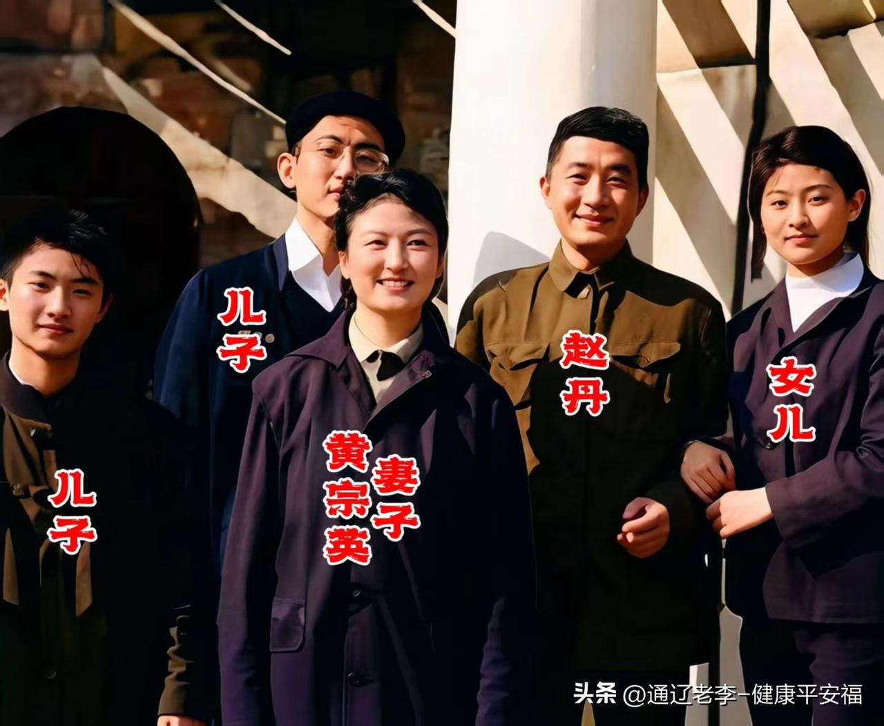 早年的赵丹和家人们，在一起珍贵的留影。
真正的艺术家，生活里温厚，舞台上光芒万丈