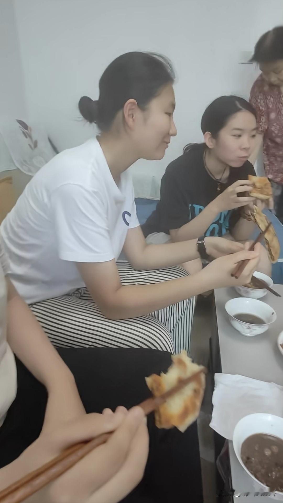 今天看到一个很温馨的视频，几个外孙、外孙女到姥爷家吃饭，姥爷亲自下厨，她们都为姥