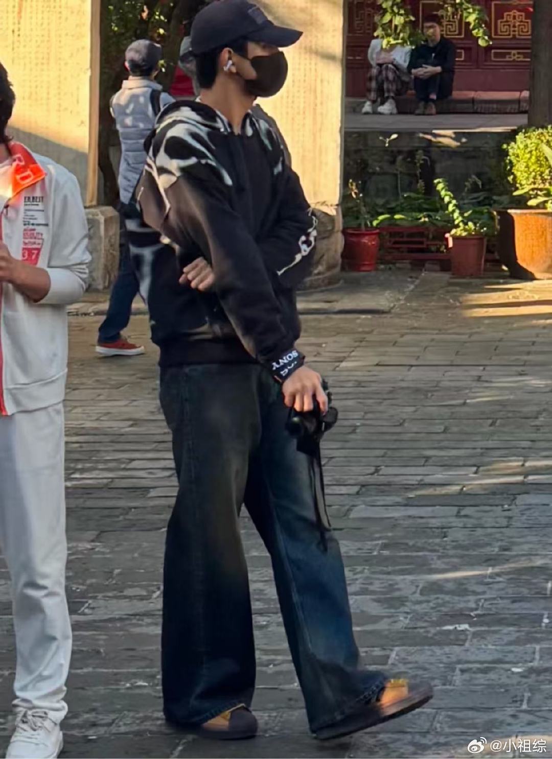 法源寺偶遇李现法源寺偶遇李现！网友法源寺偶遇李现 ​​​