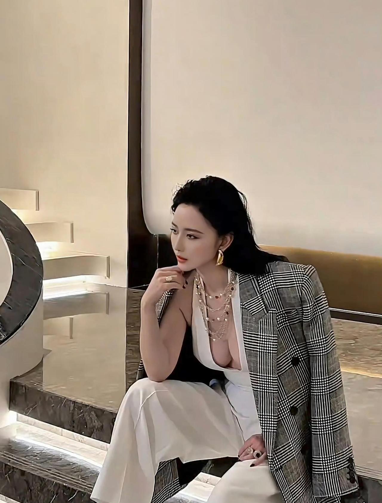 张萌
野蔷薇
 
湿发是未驯服的浪
卷着夜色，撞碎在肩颈
金链叠着珍珠，红玛瑙跳