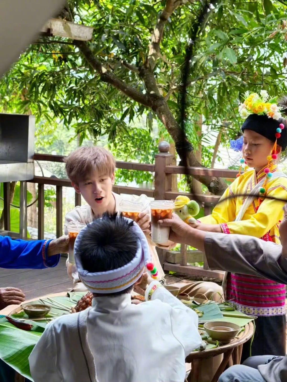 胡先煦又换新发色了 每次看到小胡的路透都在感叹：怎么会有人每个发色都适配啊！乖乖