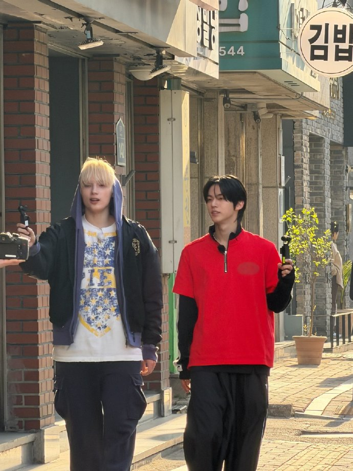 被偶遇到在一起拍摄外景节目的TXT休宁凯 & TWS金道勋 