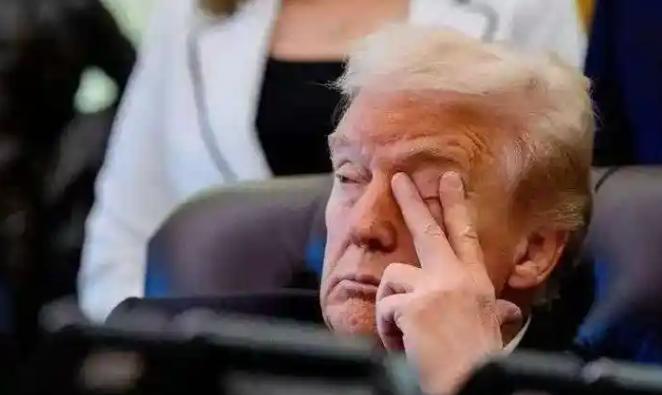 这一次特朗普彻底坐不住了！如今这位美国总统的处境可以说是相当的不好，不仅正面战场