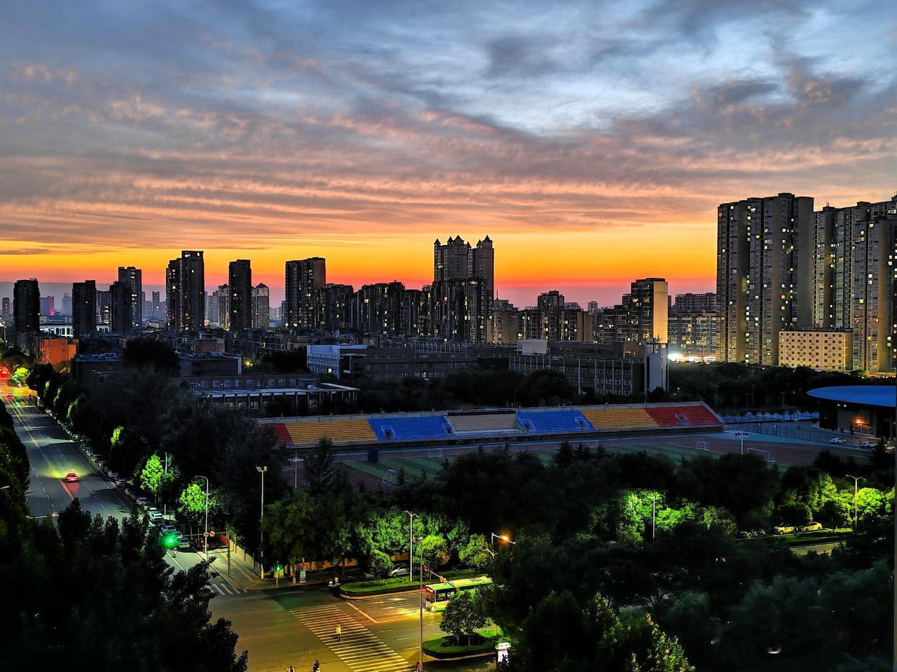 城市天际线在夕阳下格外美丽。