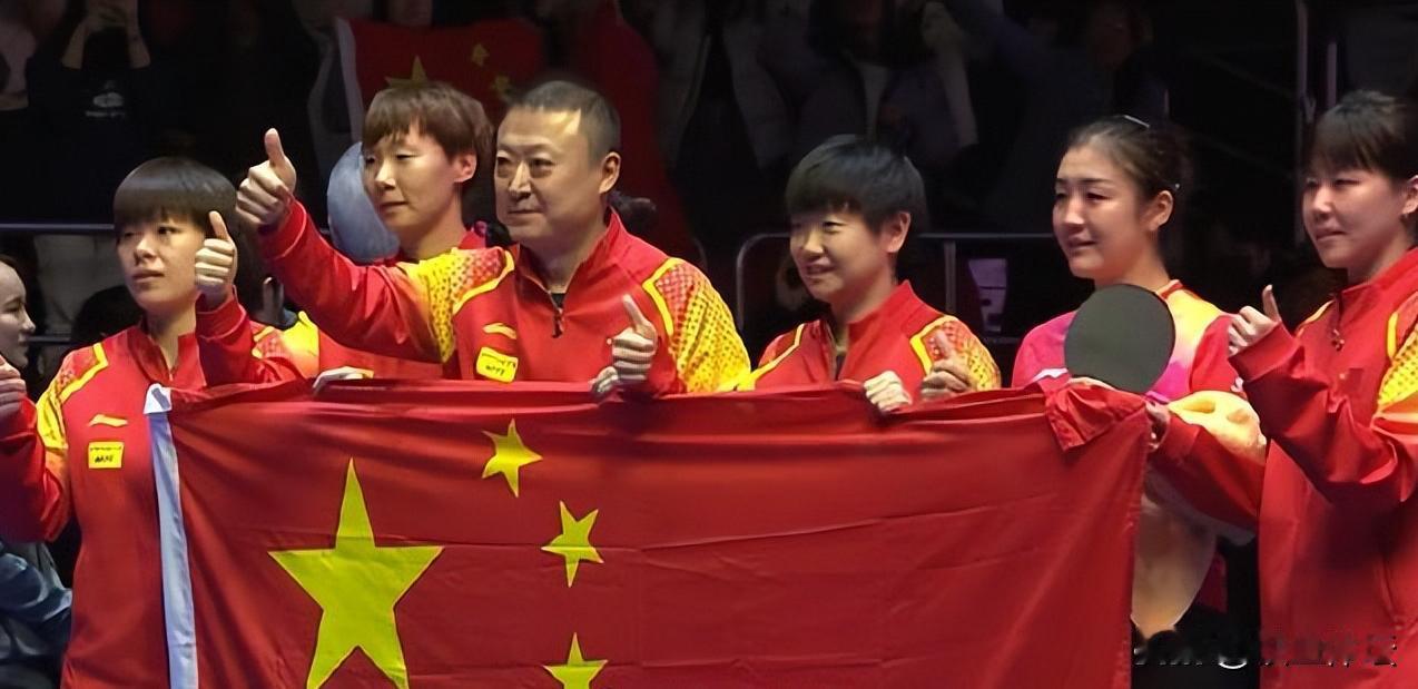 陈梦与张本美和打到第四局时，镜头给到了场外的张本智和。

张本智和的脸通红，眼眶