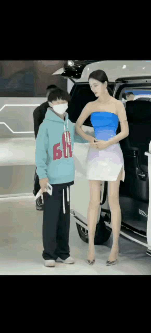 一看这个口罩😷男孩就是个傻子