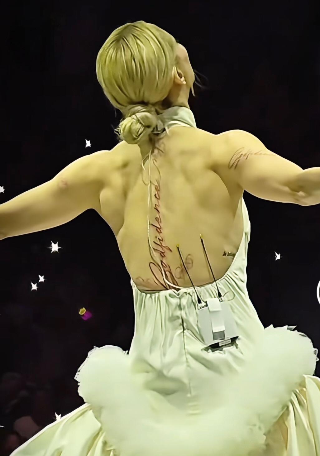 郑秀文这个背能打300分，正面最多30分，综合起来能打七十分吧，及格了，但不多。