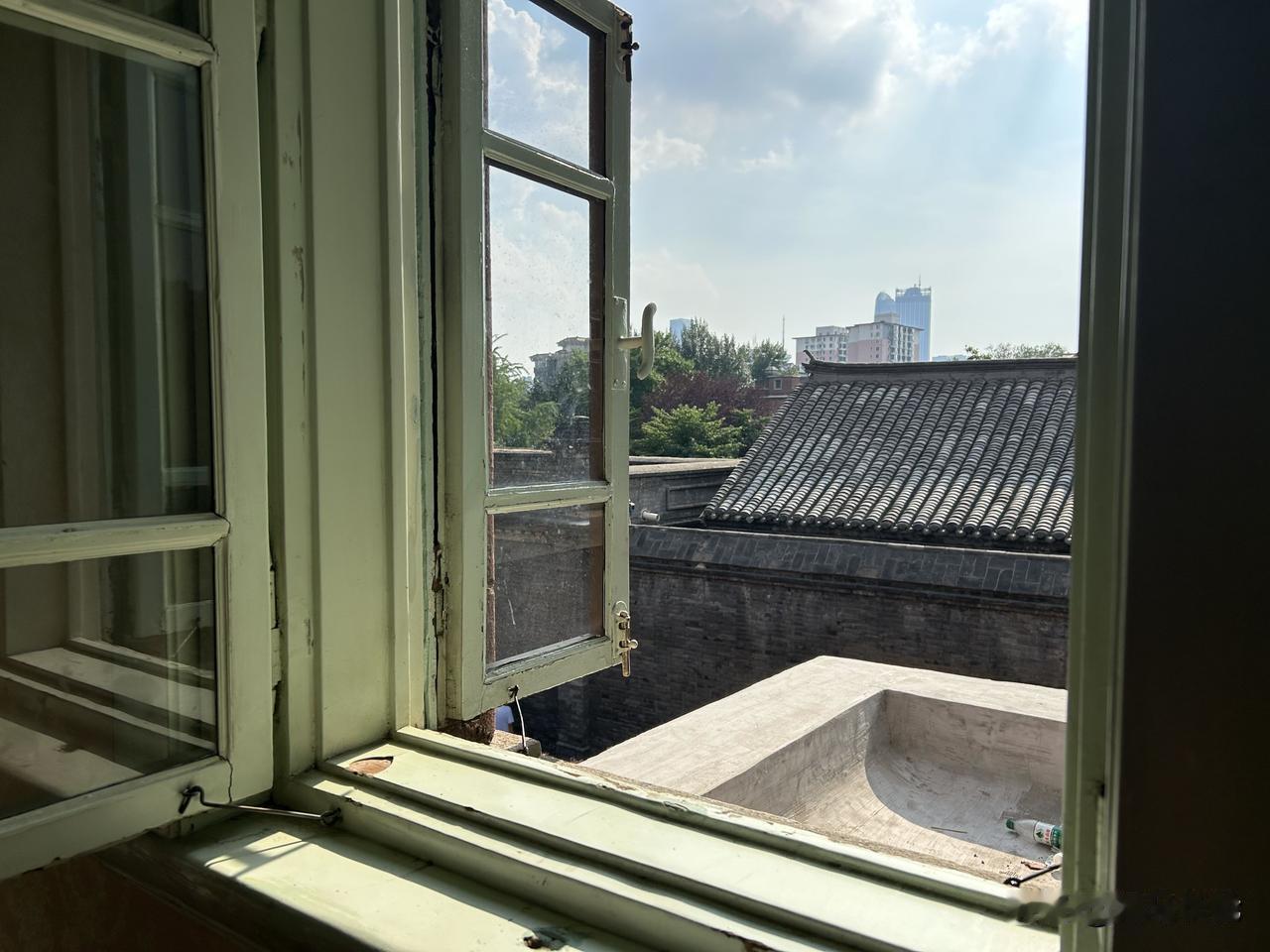 这扇窗，是赵四小姐书房的后窗。望过去，对面就是“东北王”老张家的大宅子。咫尺，天