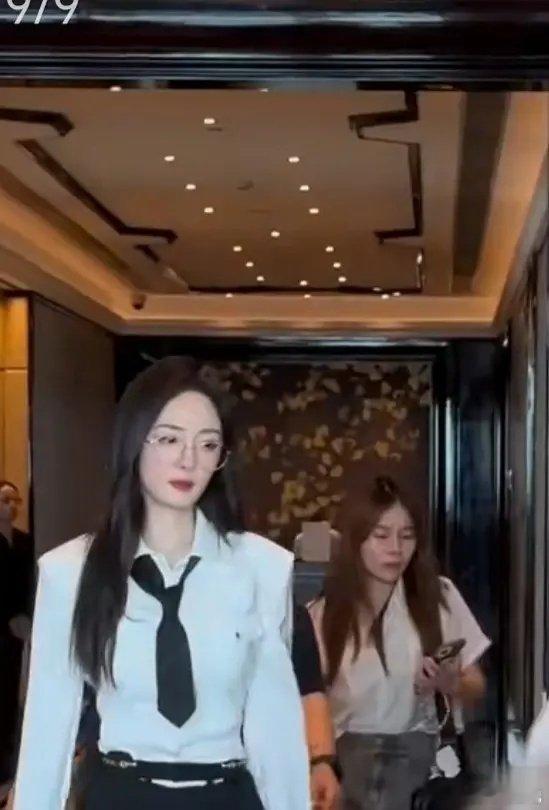 杨幂真的不是二十几岁的小姑娘吗？感觉越来越年轻了 ​​​