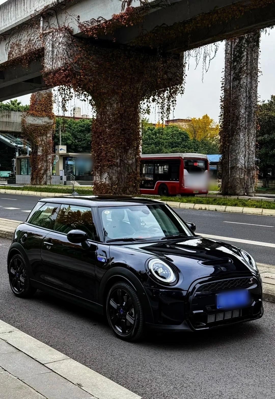 12万左右买二手MINI，女生友好但不是省钱小车
MINI二手很容易让人一眼喜欢