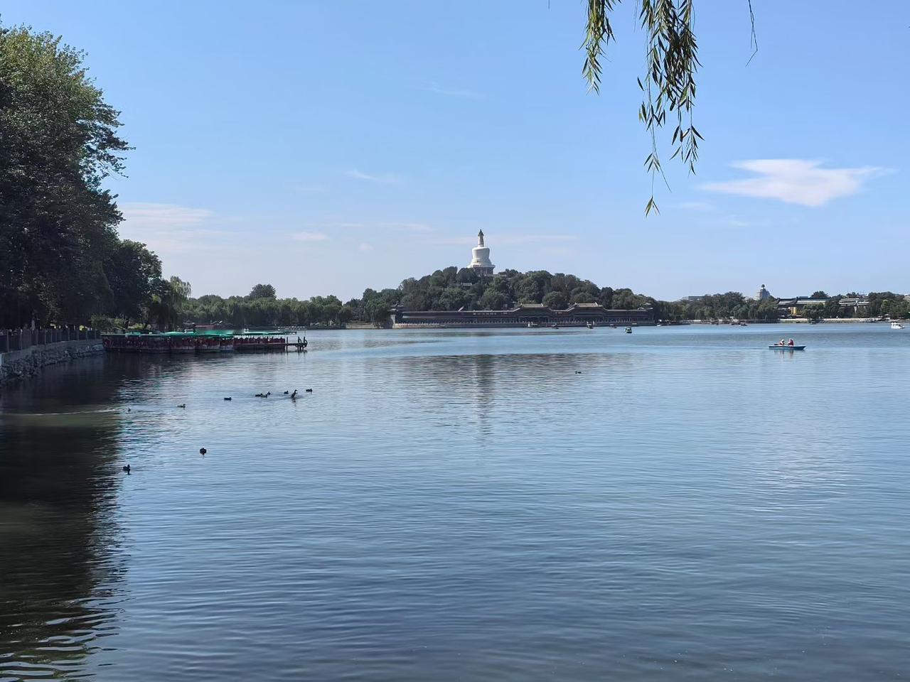 ​
2. 碧水环绕琼华岛，风物依旧，千百年来，静静诉说着京城的旧故事。