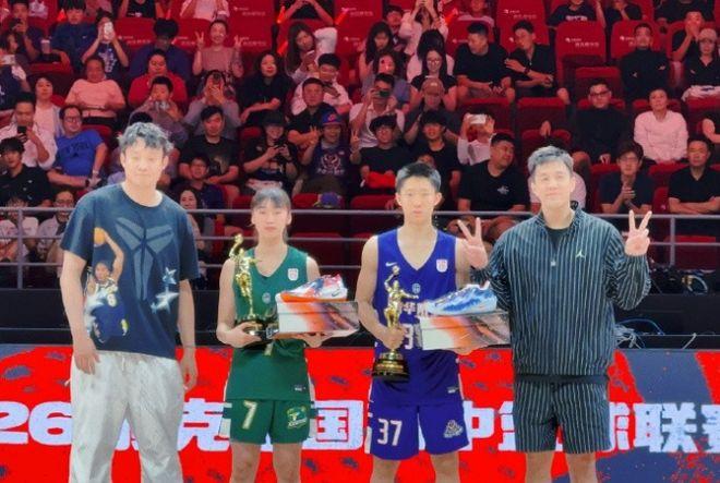 好像他俩都不适合去颁这个奖…
不知道说得对不对？他俩真的都不适合去颁这个奖…
他