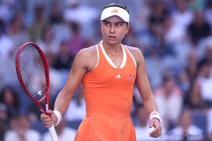 约维奇获得第一场对TOP10胜利29号种子约维奇以6-2 7-6(3)挑落7号种