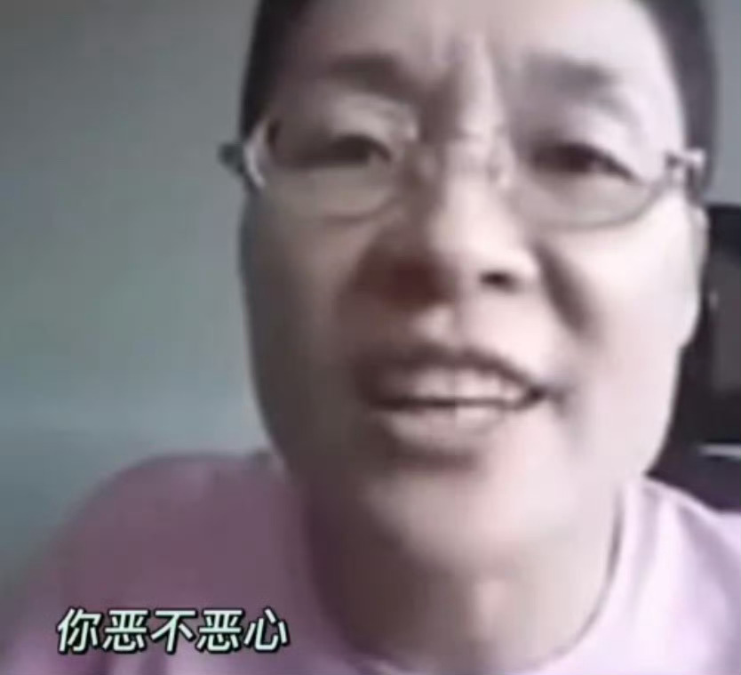 一群恶心的人试图通过审判另一个更恶心的人来洗白自己  别搞笑了行吗？ 