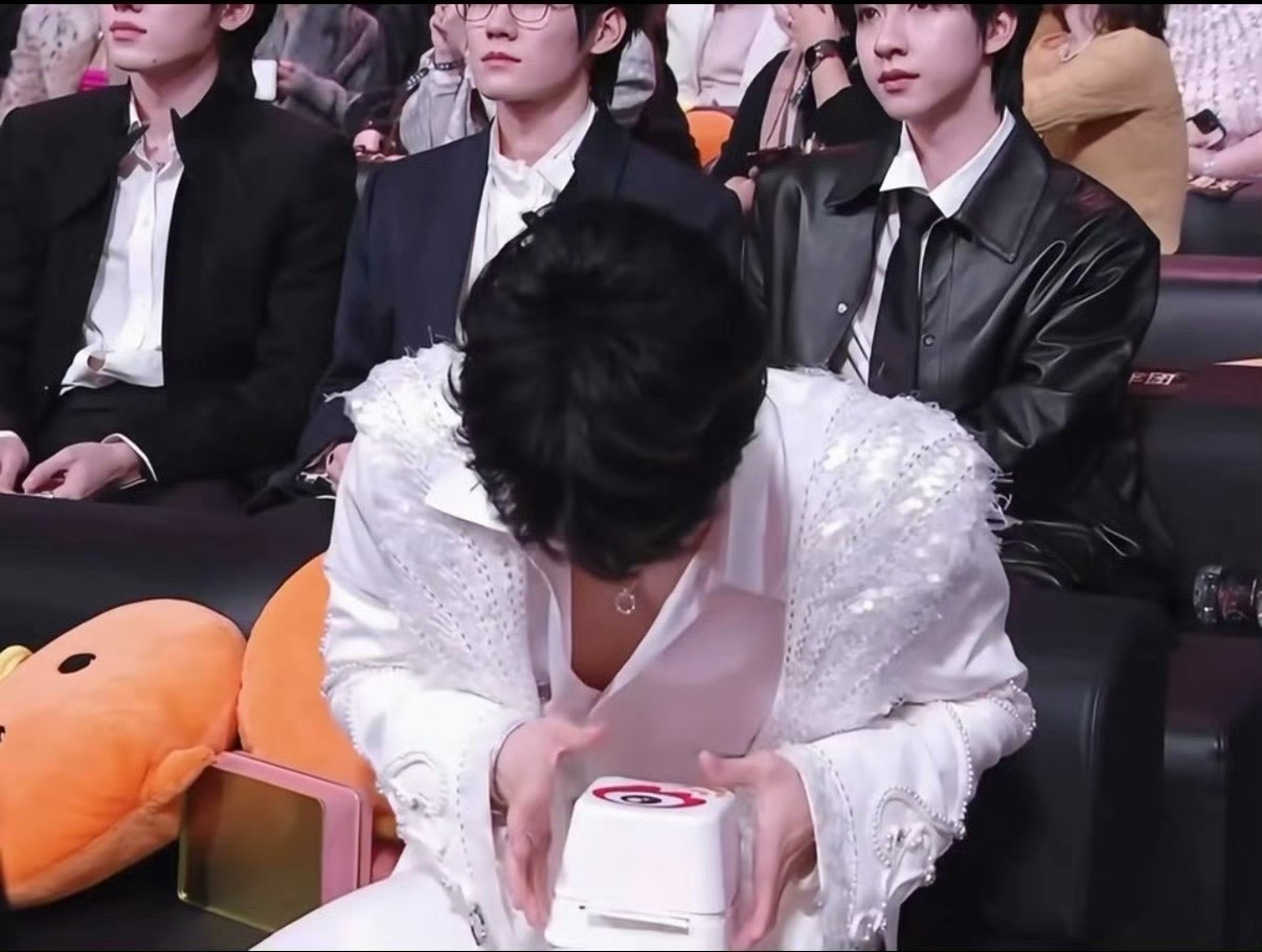 周深扶容祖儿下台阶像打吊瓶周深扶姐姐下台阶，这小心翼翼又略显僵硬的姿势，像极了举