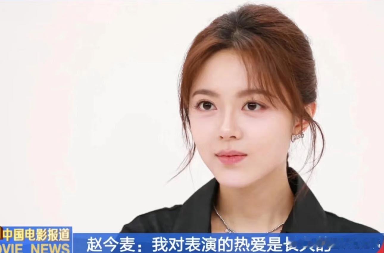 赵今麦央视镜头 央视镜头下的赵今麦，浑身上下都透着自信和大方！今晚五四晚会，坐等