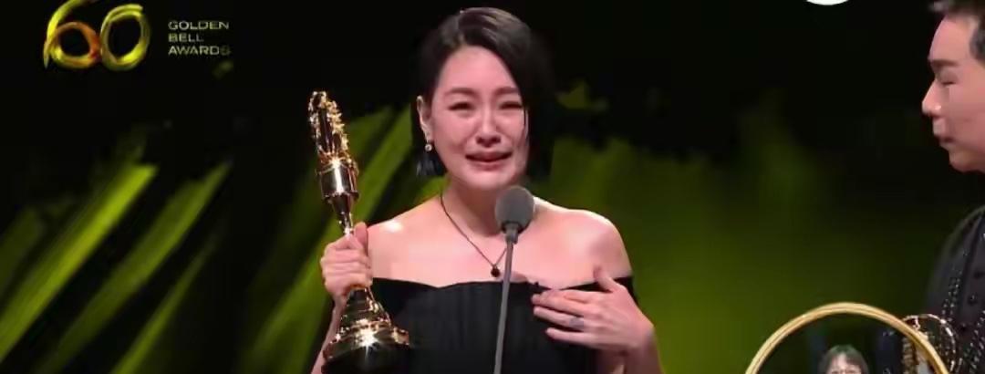 他天天接送孩子上下学，书包都背出了感情。
台媒拍他，游客偶遇他，连前岳母都点头说