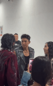 陈若轩[超话]阿朵朱丹后台安慰陈若轩披荆斩棘 舞台之外满是温柔，看到陈若轩状态不