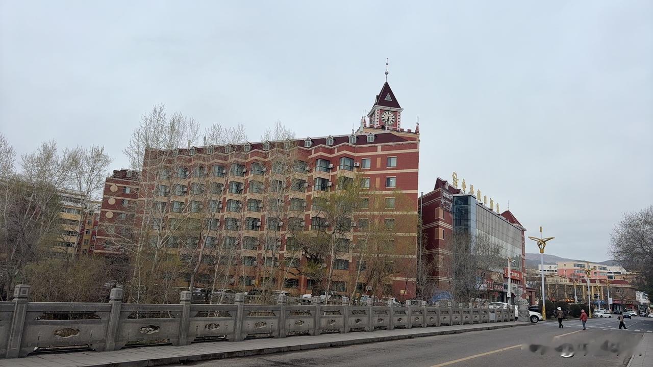 这只是我国西部的一个不能再小的边陲小城，但却给人留下了深刻的印象：街道干净整洁、