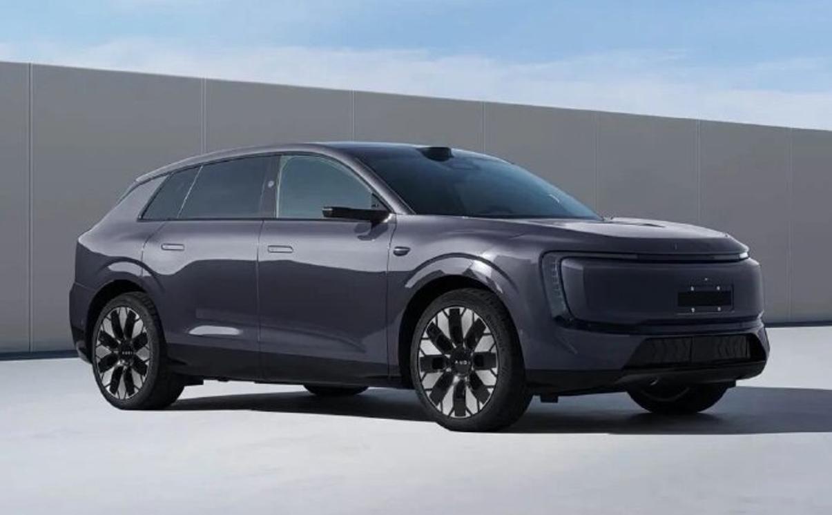 奥迪E7 X长宽高为5049×1997×1710mm，轴距3060mm，定位中型