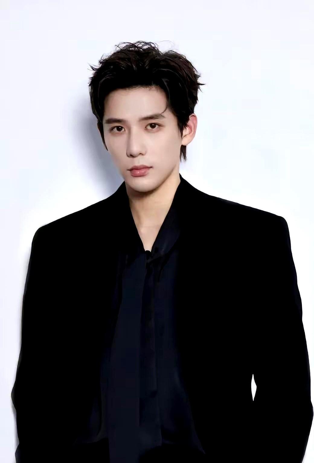 他不是在演戏，是在参加职业运动员特训。
拍《炽道》前，他每天泡在田径场4小时。