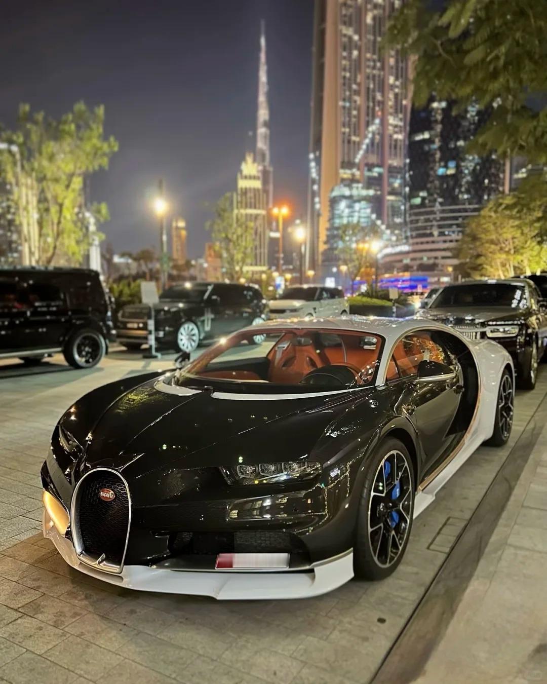 哦吼只能说不愧是Dubai，这个拼色拼的好呀车的新衣