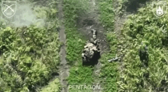 勇猛的士兵们朝乌军225突击团在苏梅州康德拉蒂夫卡定居点阵地发动一波又一波的猛攻