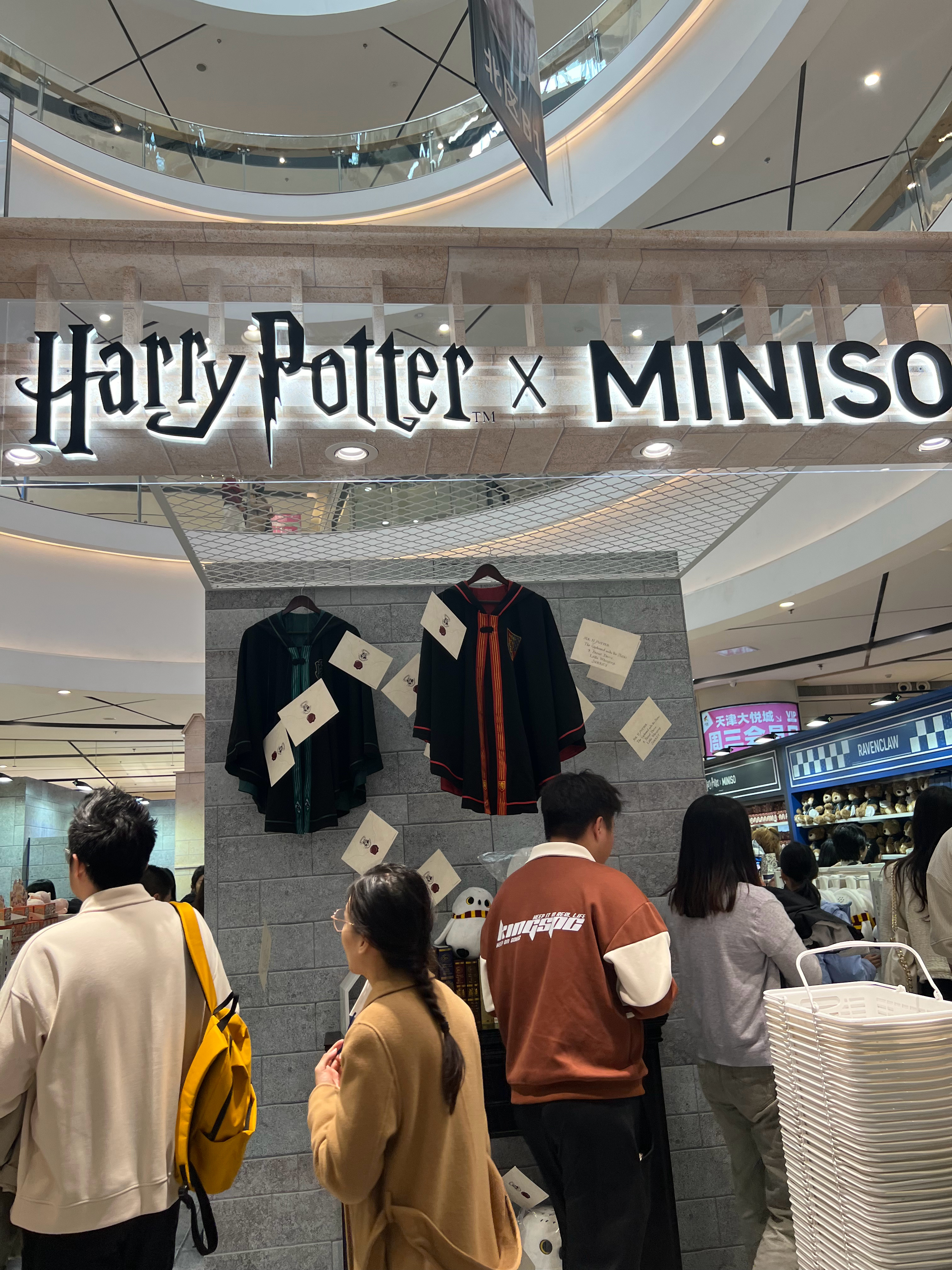 哈利波特快闪店。东西不太全了，感觉转了一圈也没啥可买的。 ​​​