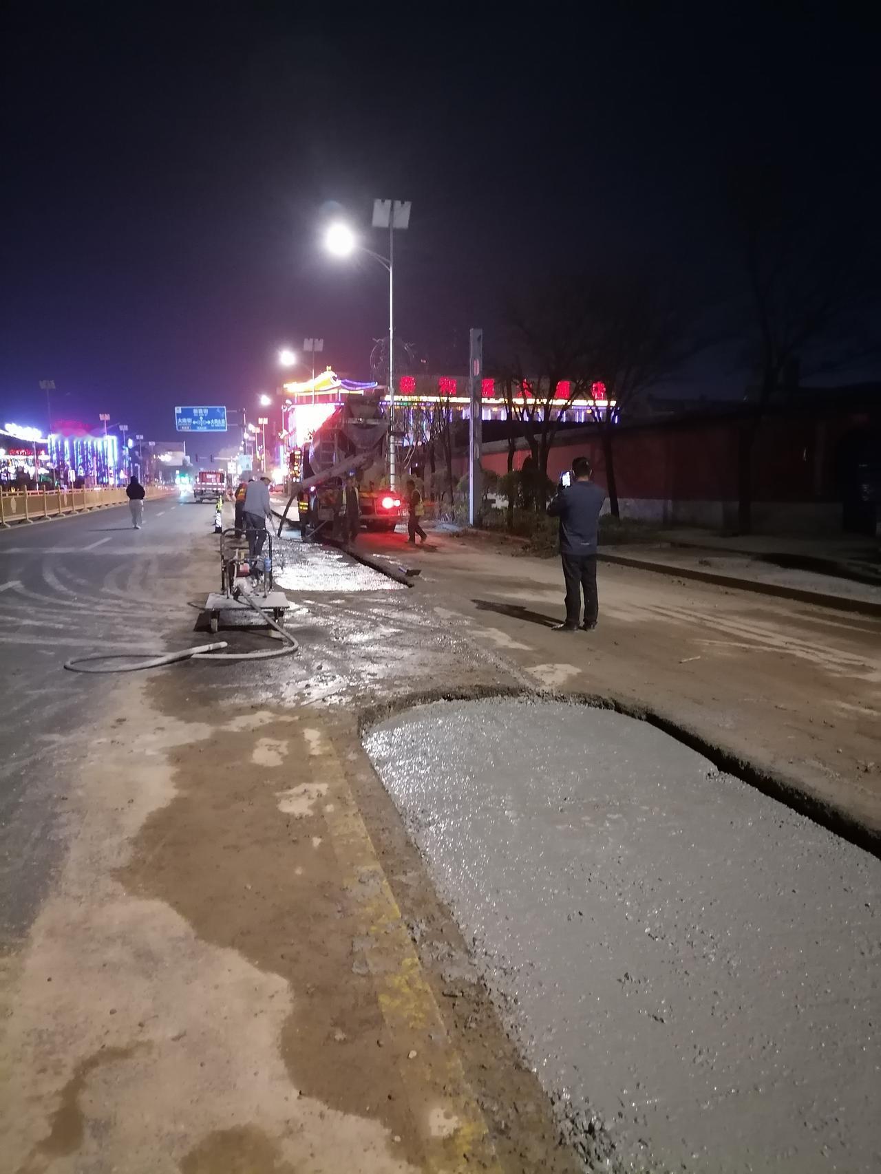 山西应县木塔景区西扩路工程紧锣密鼓的进行，白天黑夜连轴转，为工人们点赞。