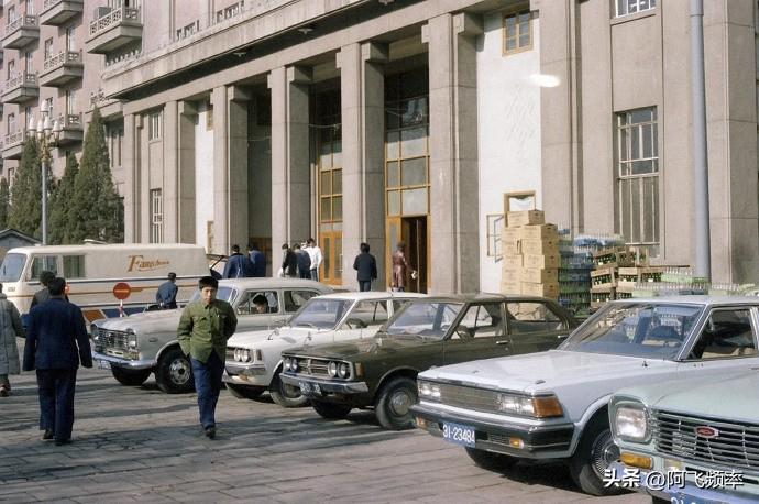 80年代初的北京街头
真是梦一样的40年80年代烟火气 70年代街道 80年代老