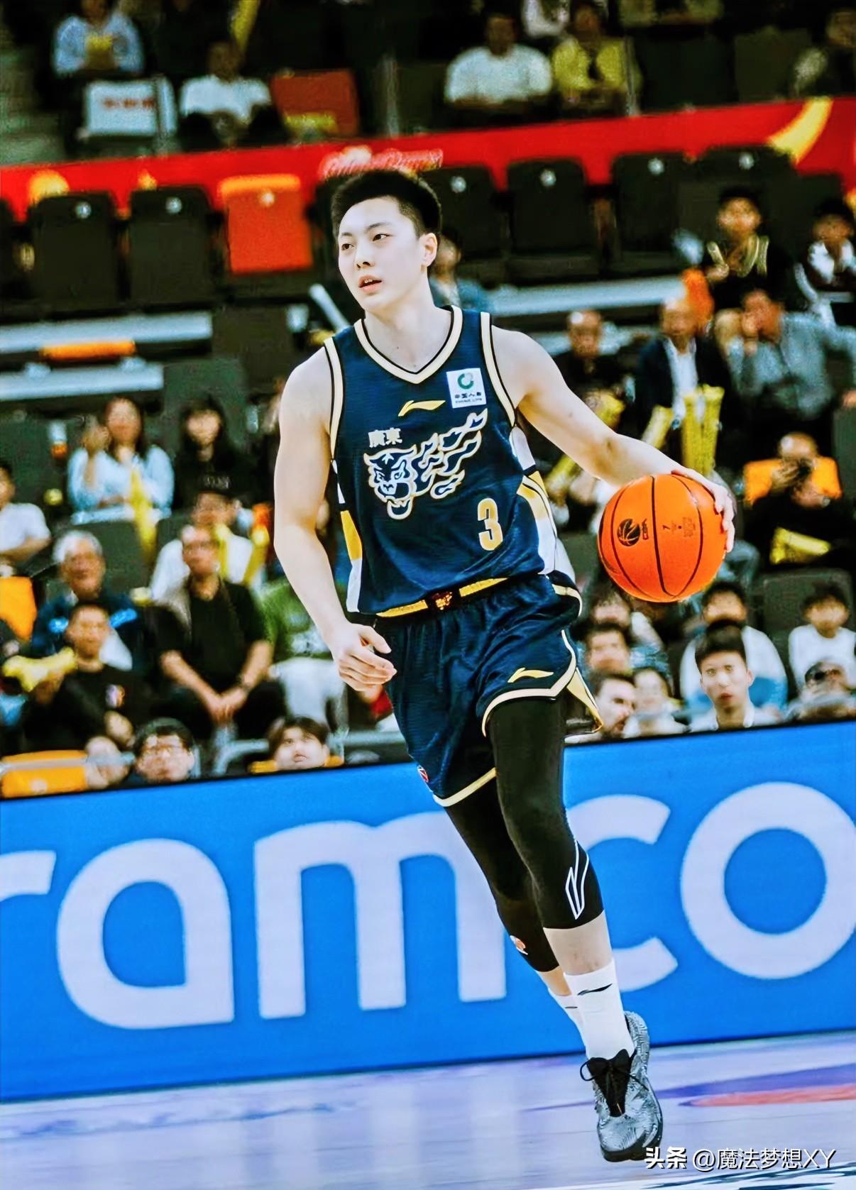 胡明轩这个人，
真是有点摸不着，
他今年才28岁，按理来说应该
还在巅峰期，可他