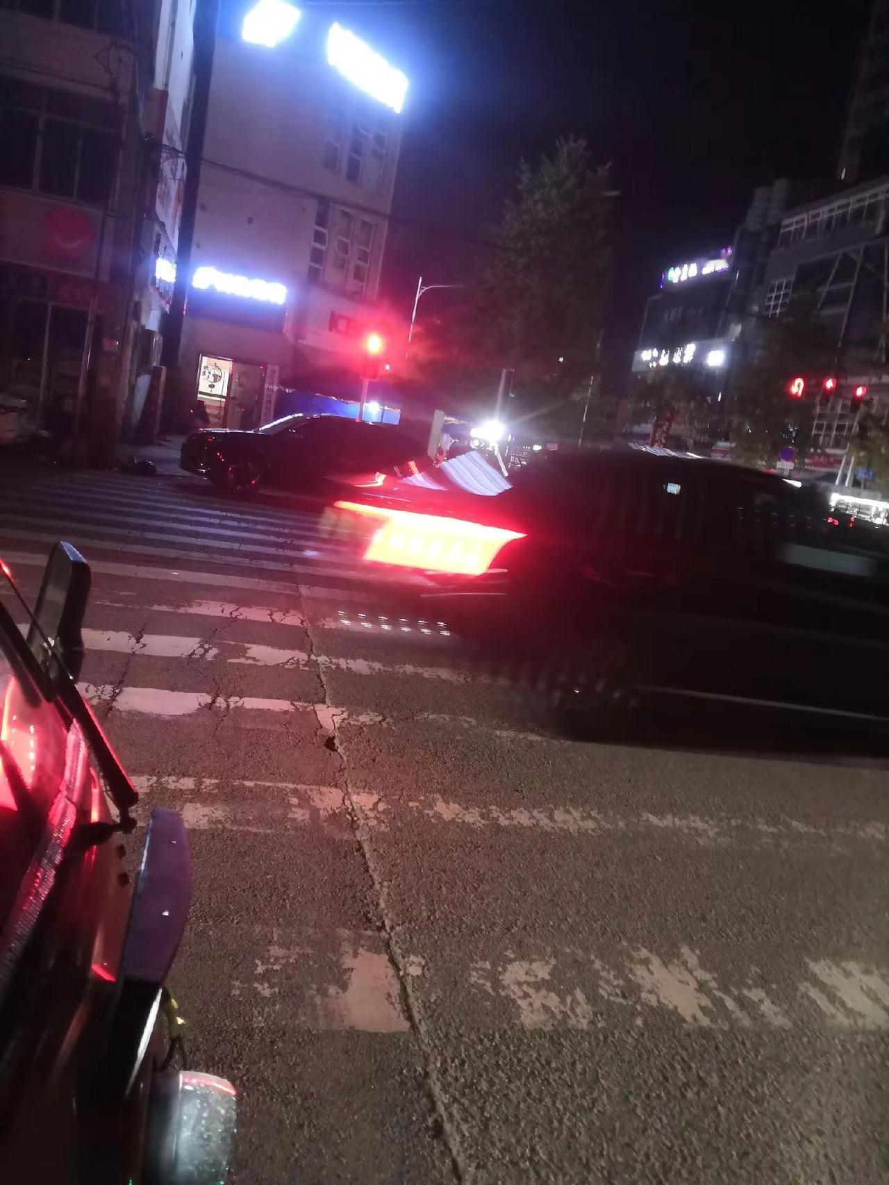 夜晚的乡镇城市，分不清是乡镇还是城市，始终非常热闹，在这灯红酒绿的，街道上，人们