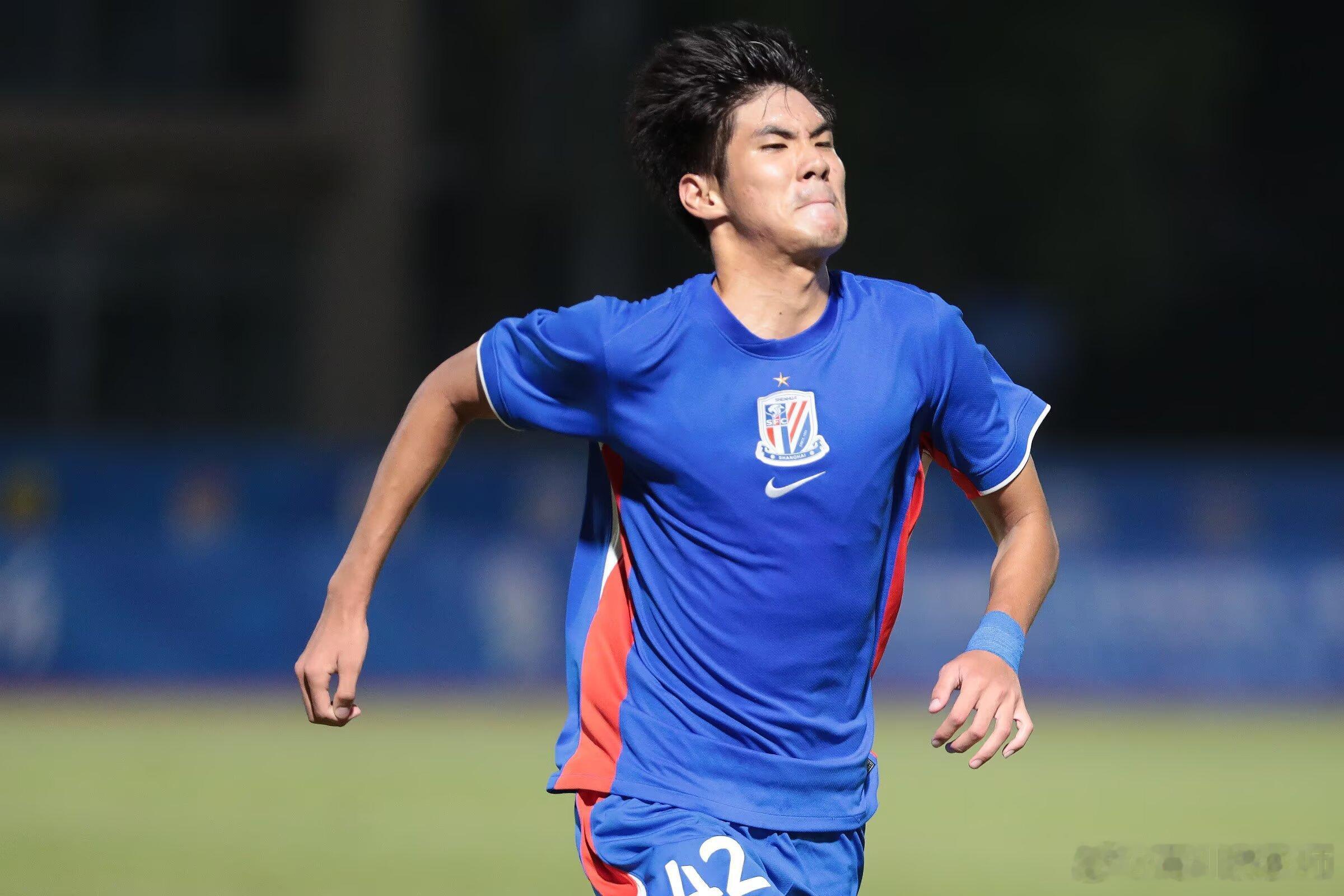 上海申花U20梯队42号球员进球后的庆祝 