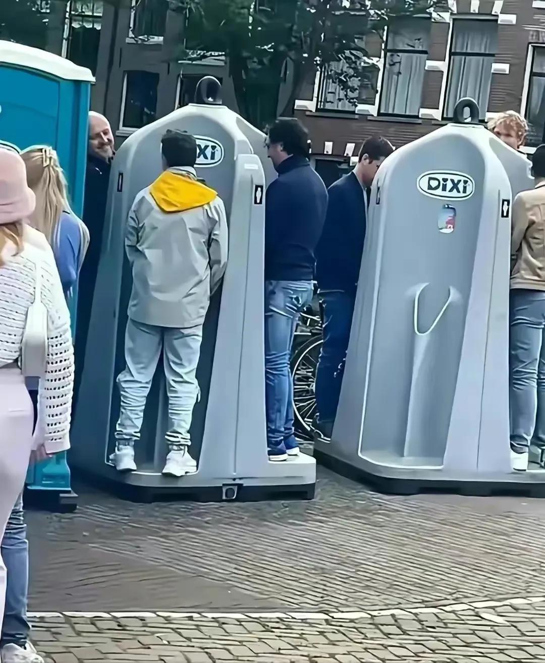 荷兰的露天公厕，站在大街上背过脸就可以方便，甚至女人也能使用，女人站着撒尿真的太